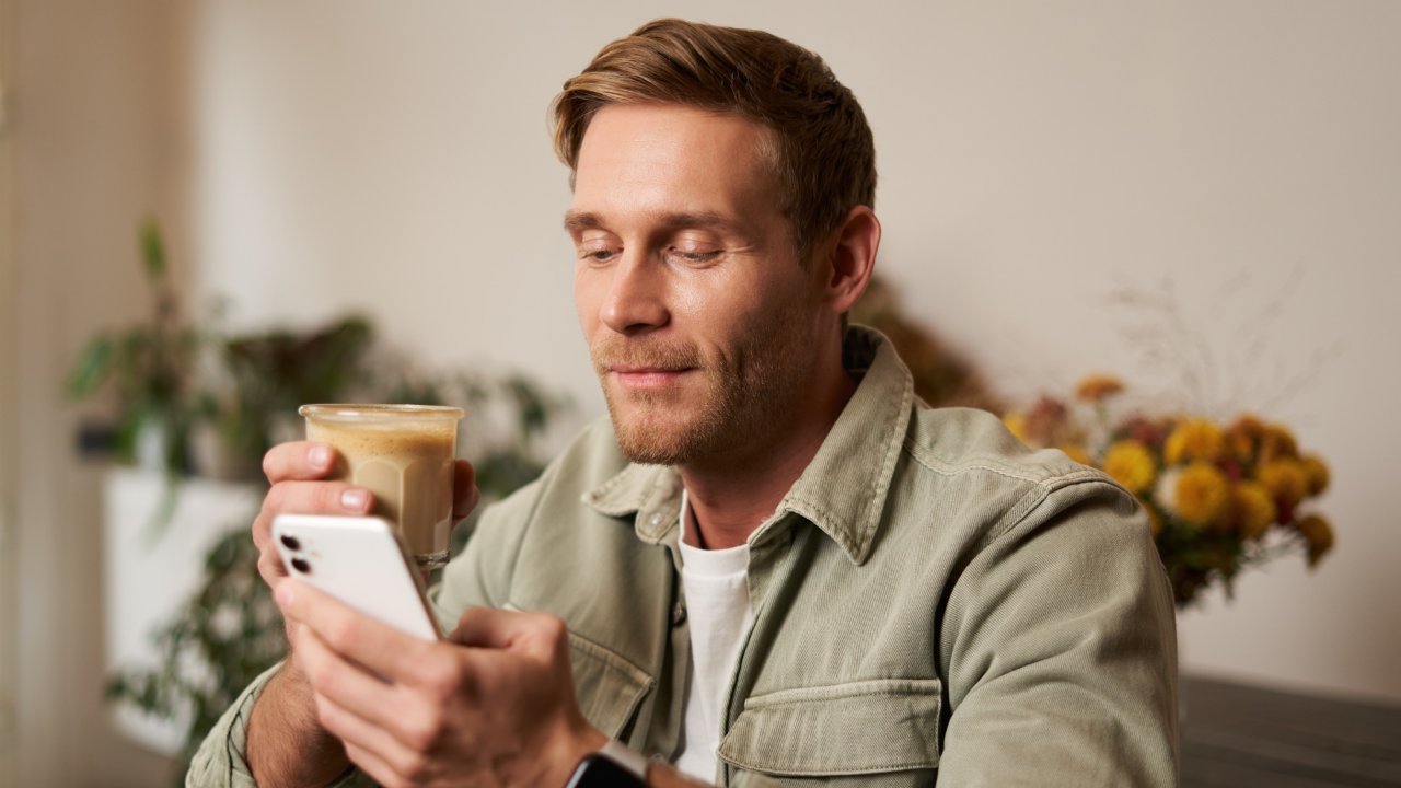 A man logging his coffee on the Jittr App